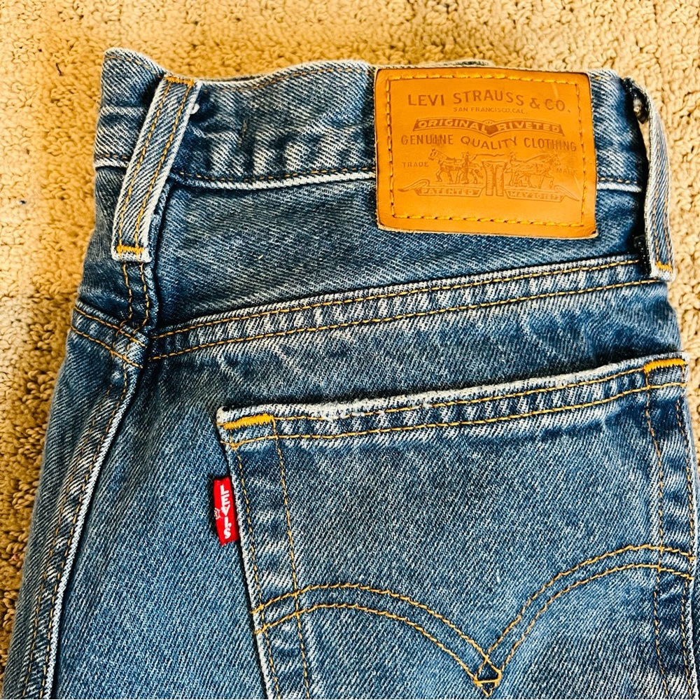 Levi’s Wedgie Straight Distressed High Rise Jeans - Picture 8 of 8